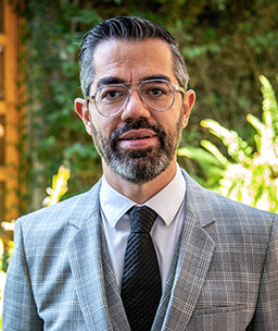Dr. Mauricio Corona